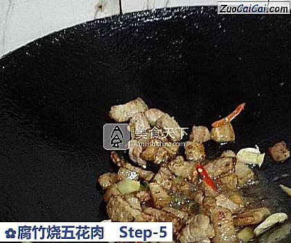 腐竹烧五花肉做法第五步骤