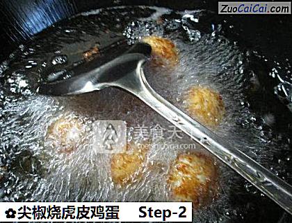 尖椒烧虎皮鸡蛋做法第二步骤