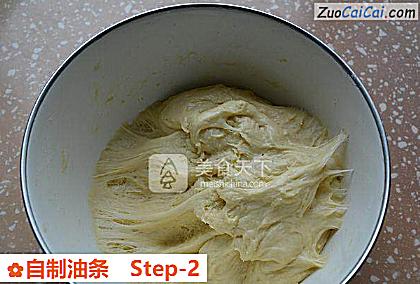 自制油条做法第二步骤