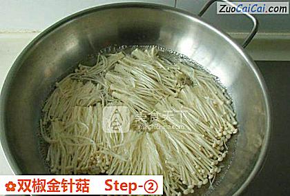双椒金针菇做法第二步骤
