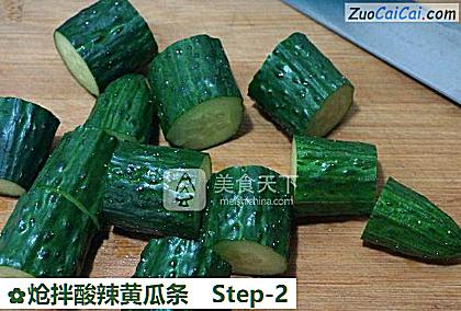 炝拌酸辣黄瓜条做法第二步骤