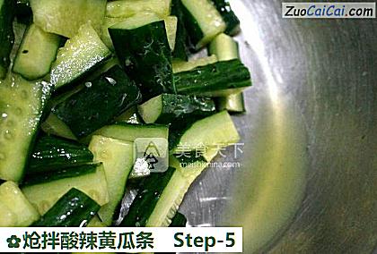 炝拌酸辣黄瓜条做法第五步骤