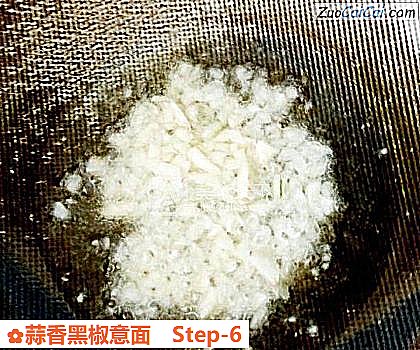 蒜香黑椒意面做法第六步骤