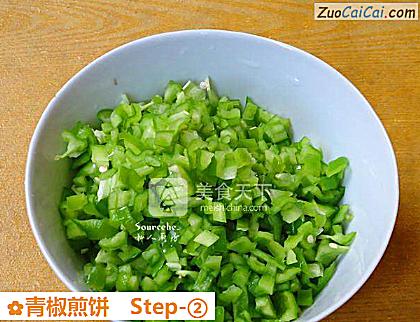 青椒煎饼做法第二步骤