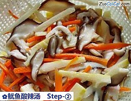 鱿鱼酸辣汤做法第二步骤