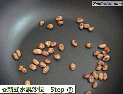 新式水果沙拉做法第二步骤