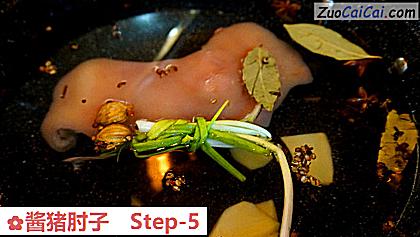 酱猪肘子做法第五步骤
