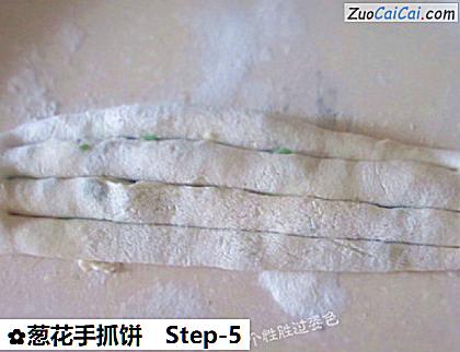 葱花手抓饼做法第五步骤