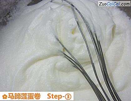 马蹄莲蛋卷做法第三步骤