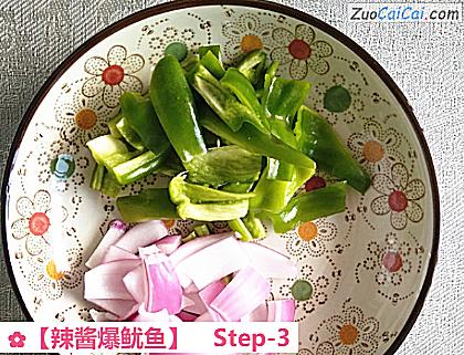 辣酱爆鱿鱼做法第三步骤