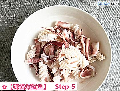 辣酱爆鱿鱼做法第五步骤