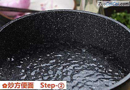 炒方便面做法第二步骤