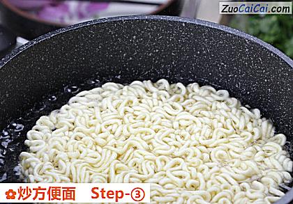 炒方便面做法第三步骤