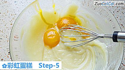 彩虹蛋糕做法第五步骤