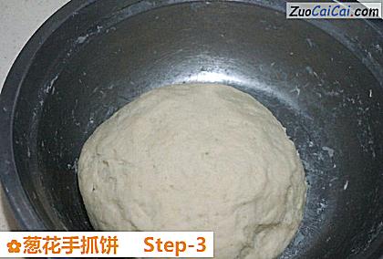 葱花手抓饼做法第三步骤