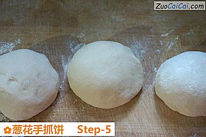 葱花手抓饼做法第五步骤
