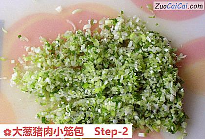 大葱猪肉小笼包做法第二步骤