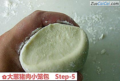 大葱猪肉小笼包做法第五步骤