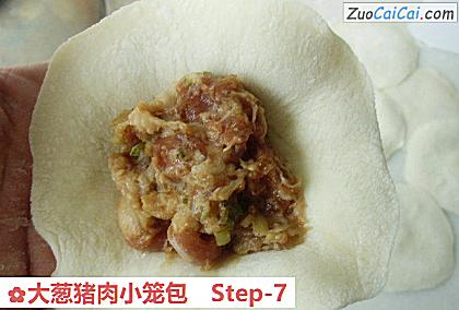 大葱猪肉小笼包做法第七步骤