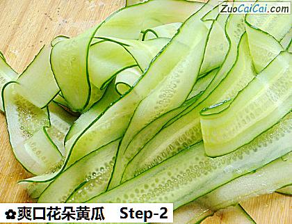 爽口花朵黄瓜做法第二步骤