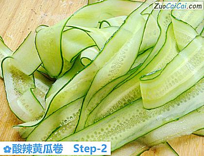 酸辣黄瓜卷做法第二步骤