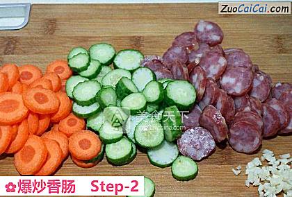 爆炒香肠做法第二步骤