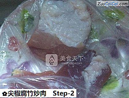 尖椒腐竹炒肉做法第二步骤