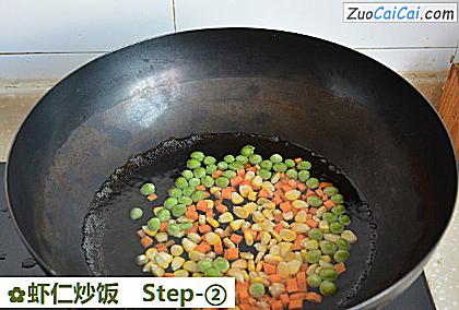 虾仁炒饭做法第二步骤
