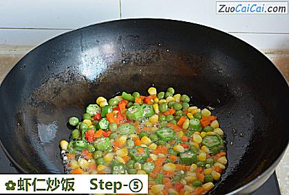 虾仁炒饭做法第五步骤