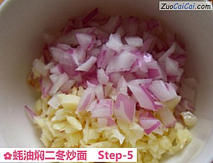 蚝油焖二冬炒面做法第五步骤