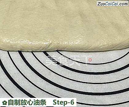 自制放心油条做法第六步骤
