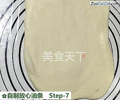 自制放心油条做法第七步骤