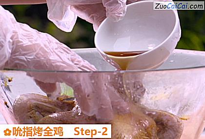 吮指烤全鸡做法第二步骤