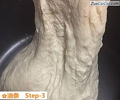 油条做法第三步骤