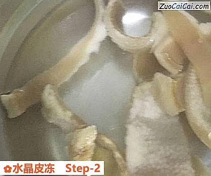 水晶皮冻做法第二步骤