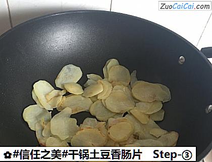 干锅土豆香肠片做法第三步骤