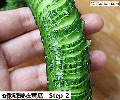 酸辣蓑衣黄瓜做法第二步骤