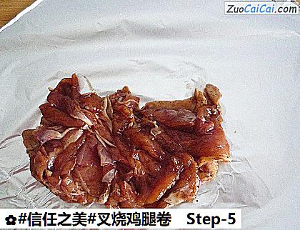 叉烧鸡腿卷做法第五步骤