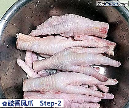 豉香凤爪做法第二步骤