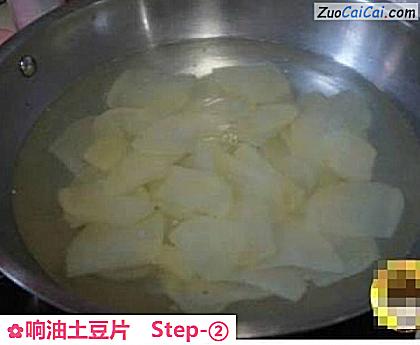响油土豆片做法第二步骤