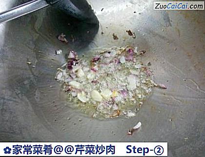 芹菜炒肉做法第二步骤