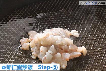 虾仁蛋炒饭做法第二步骤