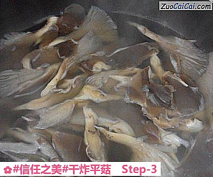 干炸平菇做法第三步骤