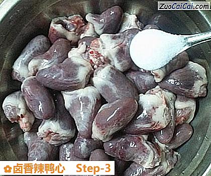 卤香辣鸭心做法第三步骤