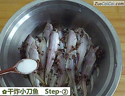 干炸小刀鱼做法第二步骤