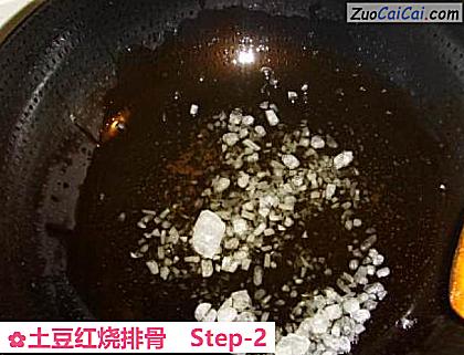 土豆红烧排骨做法第二步骤