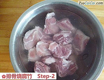 排骨烧腐竹做法第二步骤