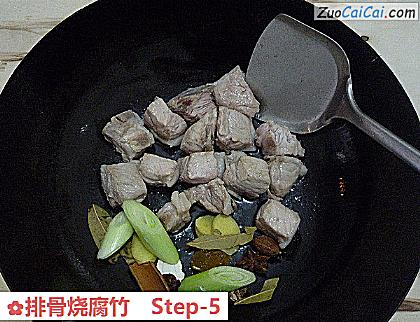 排骨烧腐竹做法第五步骤
