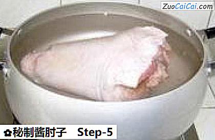 秘制酱肘子做法第五步骤