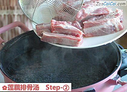 莲藕排骨汤做法第二步骤